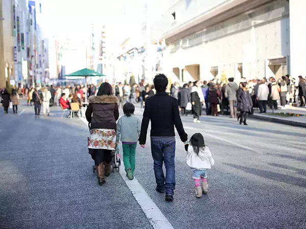 「なぜ「景気回復」の実感がないのか。過去最高益の企業と、物価高に苦しむ家計の「K字型」の溝」の画像