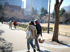 なぜ外出するとお金を使ってしまうのか。支出を増やす心理と環境の正体