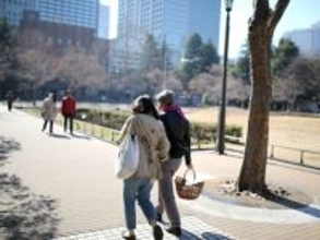 なぜ外出するとお金を使ってしまうのか。支出を増やす心理と環境の正体