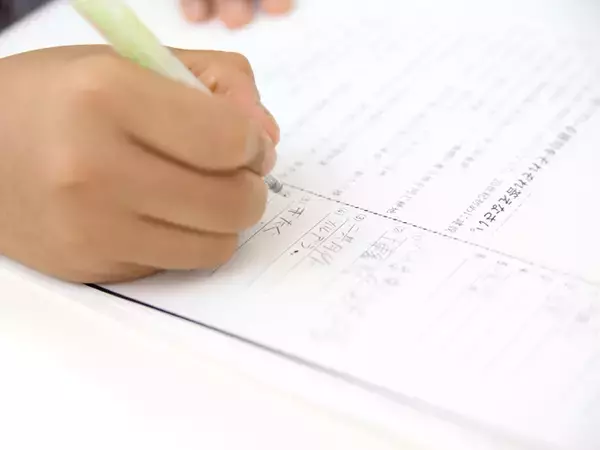 みつばちが運ぶ、素敵な物語。デジタル社会だからこそ大切にしたい「本」との出会い