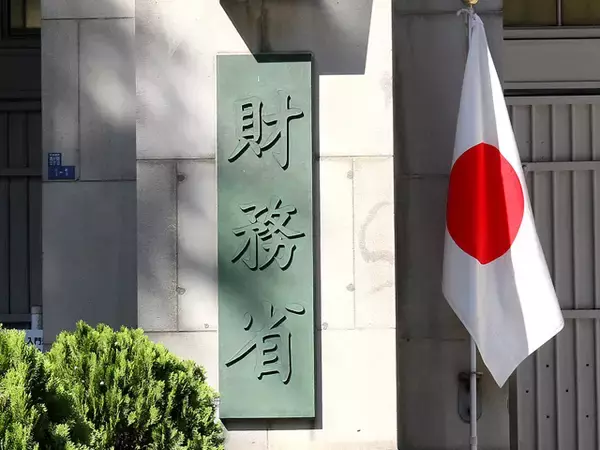 2月貿易収支、573億円の小幅黒字。円安で輸入も最高水準に近い