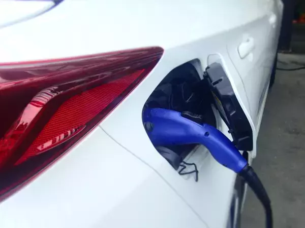 国内EV普及進まず。充電器、戸建向けが大半。中国は充電器無償提供、集合住宅に設置義務化