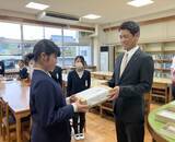 「「子ども読書の日」企業が本を届ける理由　公教育を補完する民間支援の形」の画像1