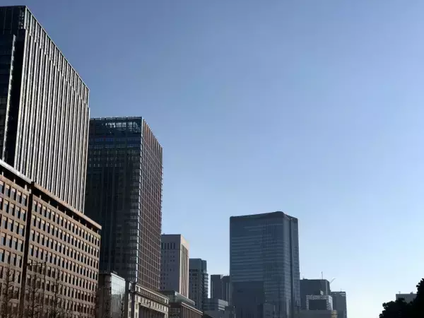 値上げ2万609品目、企業の利益確保が鮮明。賃上げと家計の綱引き