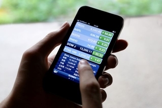 日経平均、前引けは1,329円安の続落。午前の取引時間帯は157円台前半から後半で推移