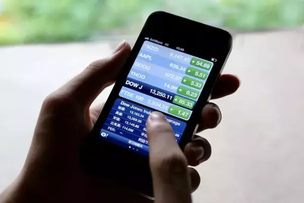 日経平均、前引けは1,329円安の続落。午前の取引時間帯は157円台前半から後半で推移