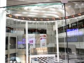 日経平均は大幅反発、575円高　終値で史上最高値を更新