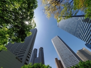 アフターコロナは「来年から」8割。オフィス・オンライン回帰～出社・飲み会・出張を増やす