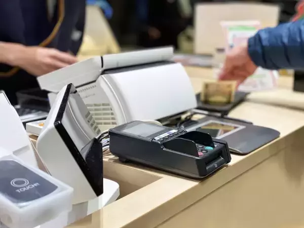 飲酒代はコロナ前の8割減。1月コロナショックでサービス消費が急減。消費動向は二極化。回復は23年頃か