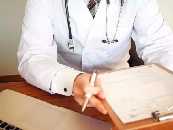 アルツハイマー症の特効薬「レカネマブ」がついに保険適用。その注意点は？