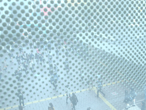 雨の日は「出費が減る」のか。外出減で加速する“クリック消費”へのシフト