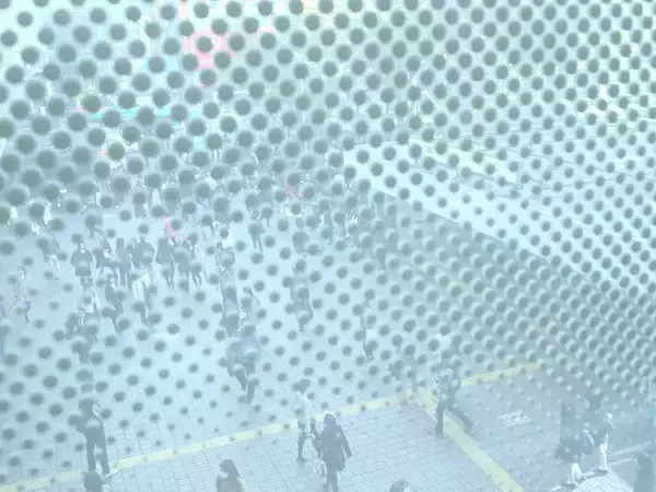 雨の日は「出費が減る」のか。外出減で加速する“クリック消費”へのシフト