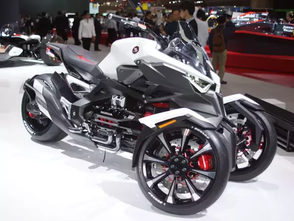 ハイブリッドエンジン搭載のスポーツトライクをホンダが公開