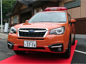 富士スバルラインの管理運営会社に富士重がパトカー「フォレスター」を寄贈