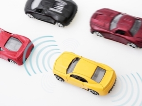 自動運転車、AIが交通ルールを無視するパターンの学習を開始