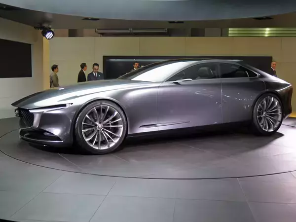 流麗な4ドアクーペ「MAZDA VISION COUPE」をワールドプレミア
