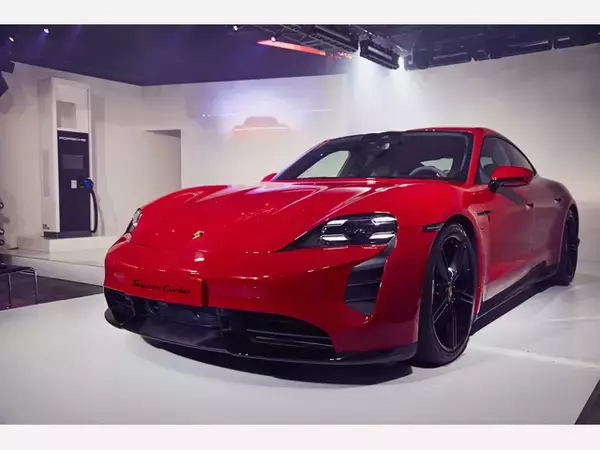 ポルシェとして初の完全電動スポーツ「タイカン」、日本初公開