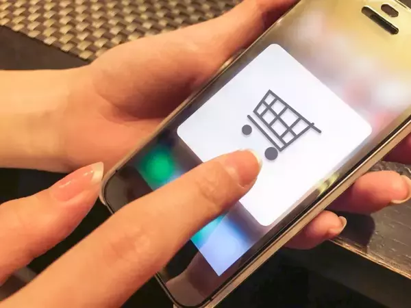 「スマホを枕元に置いて寝る」。スマホ依存、20代女性の3割超。全体でも2割近く