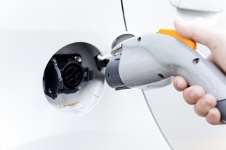 コロナ禍でも勢いを増すEV市場。各国のメーカー間で技術提携がさかん