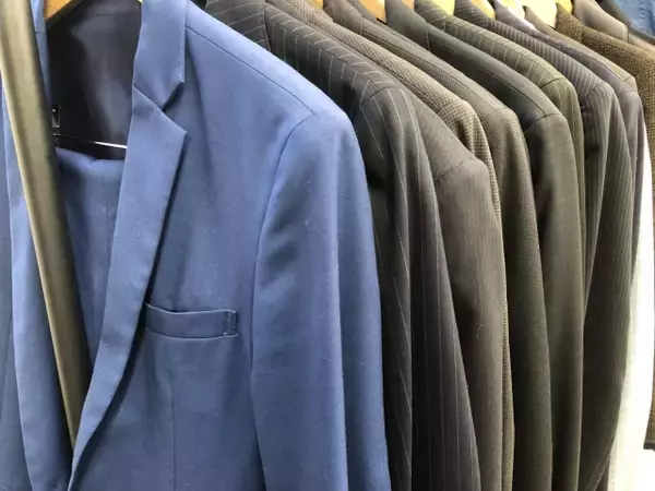 上場アパレル企業。春物好調も前年割れが75％。うち83％は10％以上減