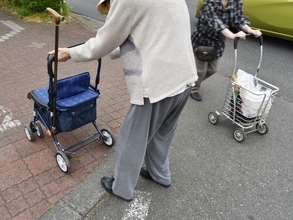 ワクチン接種には「本人の同意」が必要。でも、「認知症」の人はどうする、どうなる？