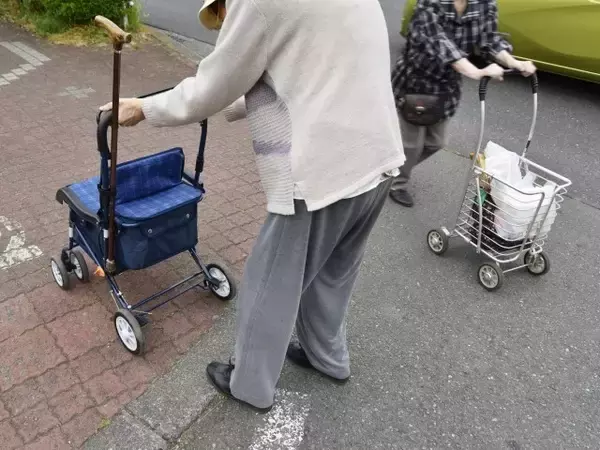 ワクチン接種には「本人の同意」が必要。でも、「認知症」の人はどうする、どうなる？