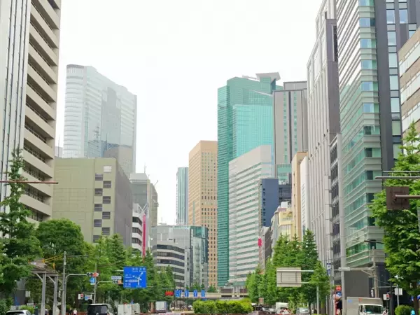 勤労者、「政府を信頼しない」8割。ポストコロナに懐疑的、テレワークからオフィス回帰へ。～日本生産性本部調査