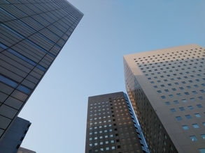 上場企業、給与減少。年間603万円。前年度より10万円減。背景はコロナ禍の業績悪化・残業減少