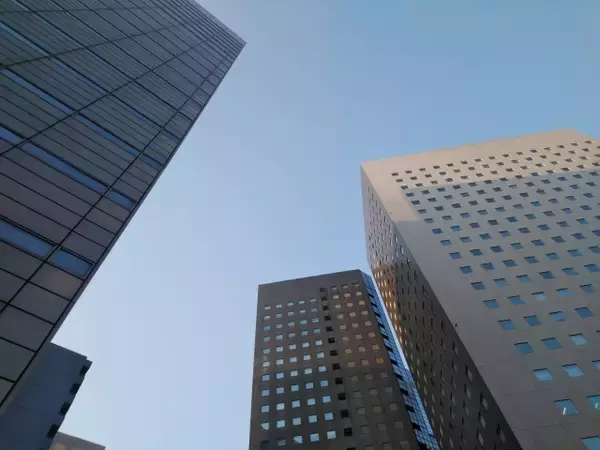 上場企業、給与減少。年間603万円。前年度より10万円減。背景はコロナ禍の業績悪化・残業減少