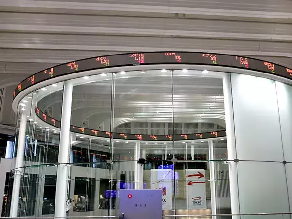 終値5万4245円。2033円安の歴史的暴落、全33業種が軒並み急落