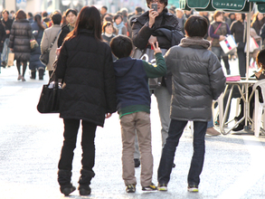 母の日「期待」5割、父は3割　意識の差に映る家族消費の優先順位