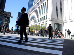 午後の景気指標に注目。実質賃金プラスと株価急落の「温度差」を測る