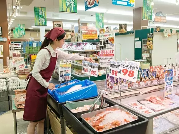 止まらぬ値上げ、背景に「賃金から価格」への転嫁。実質賃金は4年連続減