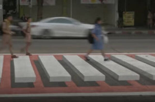 錯覚 タイでは横断歩道が浮かんで見える 交通事故対策にボランティア団体が奮闘中 19年12月5日 エキサイトニュース
