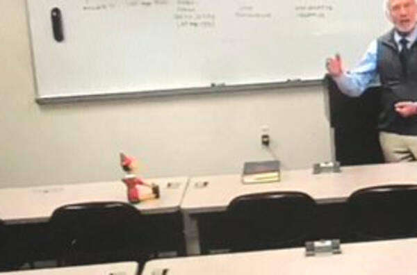 かわいい 遠隔授業をする大学教授が誰もいない教室が寂しくてお人形を置く その裏には切ない過去が 年4月24日 エキサイトニュース