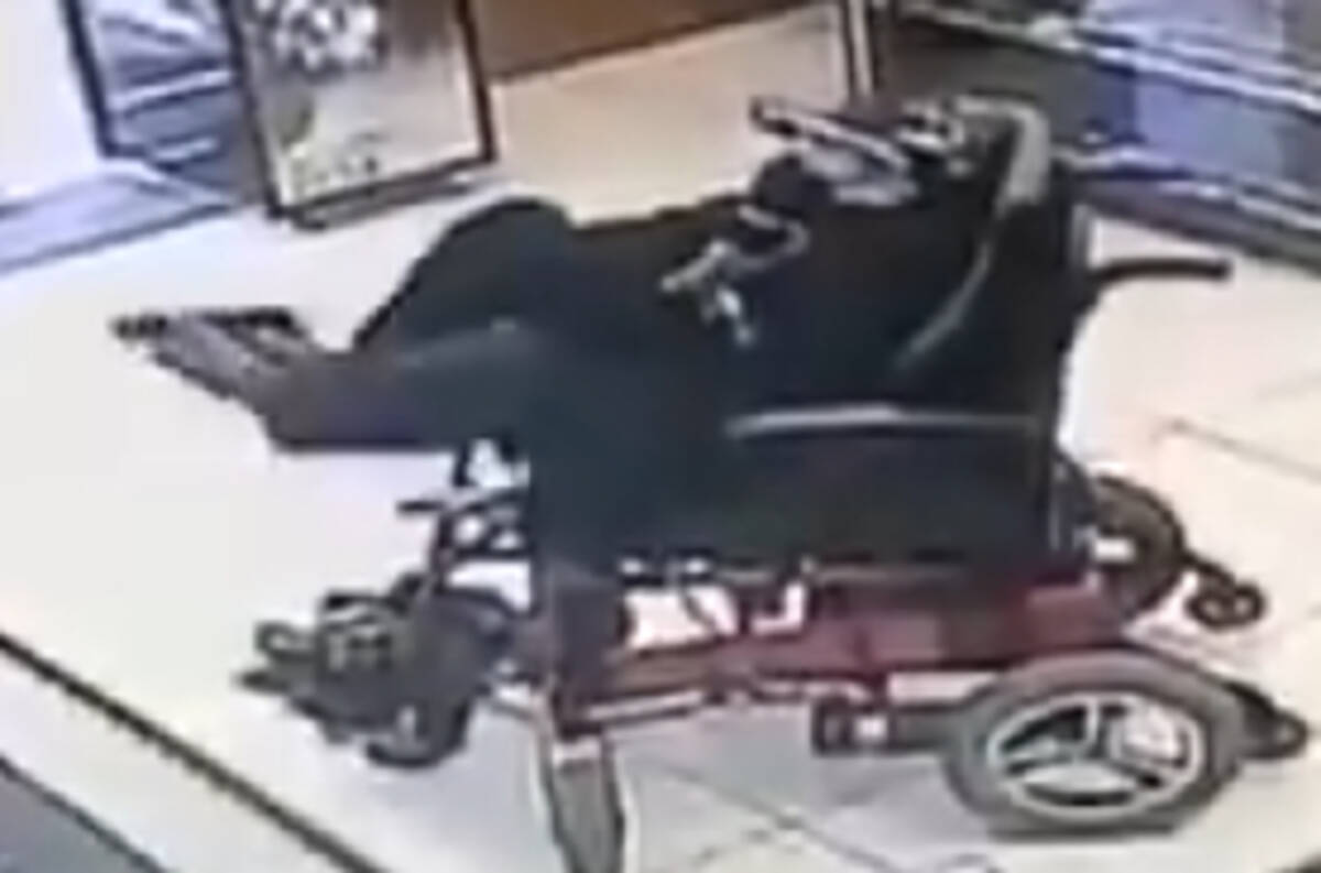世界初 車椅子ギャングスタが器用に足でおもちゃの拳銃を構えて店主を脅す 年5月30日 エキサイトニュース