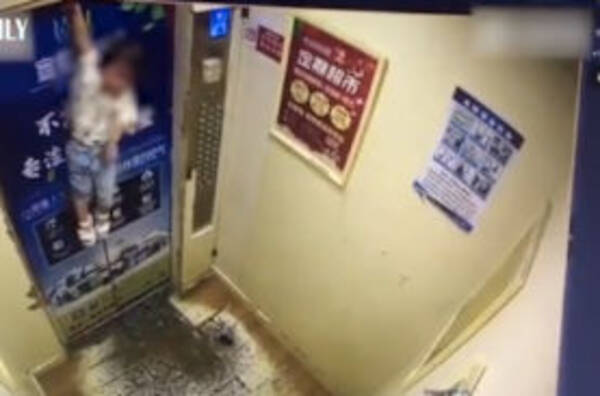 注意喚起 中国で2歳の女の子がエレベーターの中で宙吊りに 一体何が 年6月3日 エキサイトニュース