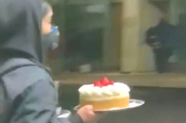 窃盗や 暴動のどさくさに紛れてホールケーキを堂々と盗む女性がテレビ局のカメラに捉えられる 年6月5日 エキサイトニュース
