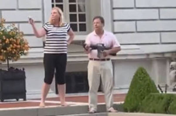 これが銃社会か 私道を練り歩くデモ隊に住人夫婦が銃を向ける動画に物議 年7月2日 エキサイトニュース