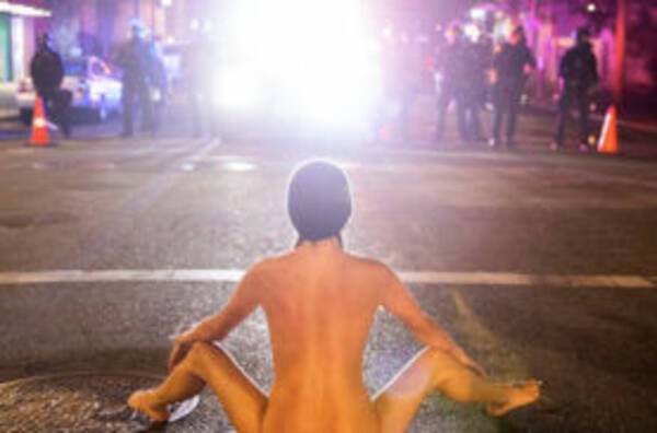 これでも撃つの 女性活動家 裸のアテナ がその名の通り全裸で警官隊に優しい抗議 年7月30日 エキサイトニュース