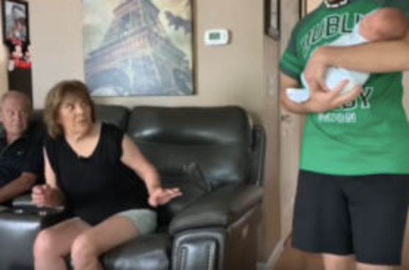 新たなる生命の誕生が地球を紡いでいく 孫 ひ孫 玄孫に出会えた瞬間のおじいちゃんとおばあちゃんの表情を記録した写真 17年11月9日 エキサイトニュース