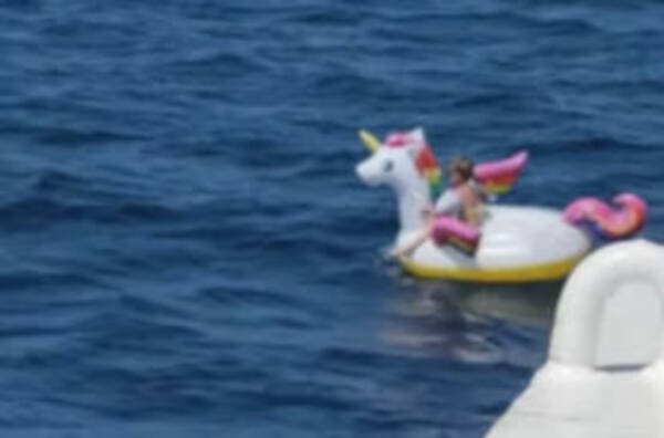 目を離さないで ユニコーン浮き輪に乗った5歳少女が沖に流されるもフェリーに無事救出される 年8月26日 エキサイトニュース