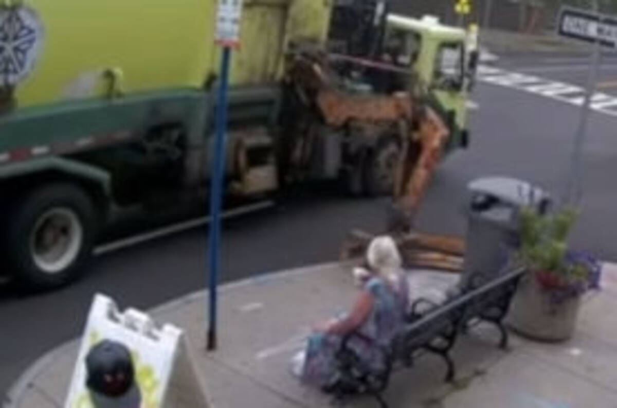 不注意 ゴミ収集車がゴミ箱ではなく高齢女性が座ったベンチごと持ち上げてしまう 年9月24日 エキサイトニュース