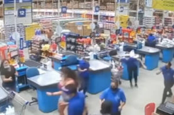 恐怖映像 ブラジルのスーパーで巨大棚が次々とドミノのように倒れ従業員が亡くなる 年10月6日 エキサイトニュース