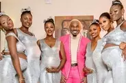 【一夫多妻】ナイジェリアの著名プレイボーイ、妊娠した6人の彼女を引き連れ友人の結婚式に登場