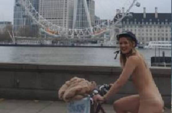 奮起 ロンドンの街を裸で自転車で駆け巡る女性の目的とは 応援の声が多数寄せられる 年12月4日 エキサイトニュース