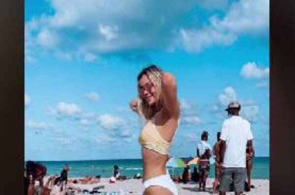 いやん Tiktokerの女性がビーチで映える写真を撮影するも股間部分にうつり込んだもので台無しに 21年4月6日 エキサイトニュース