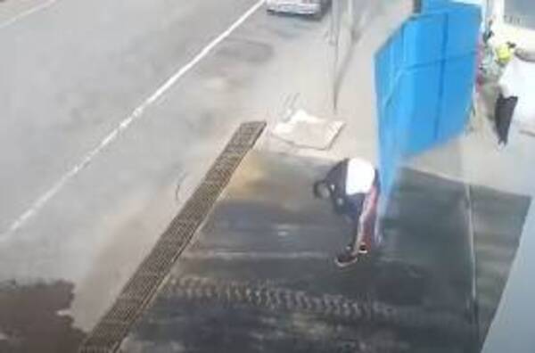 衝撃映像 中国で強風に煽られた鉄のゲートが男性を背後から襲う 21年5月日 エキサイトニュース