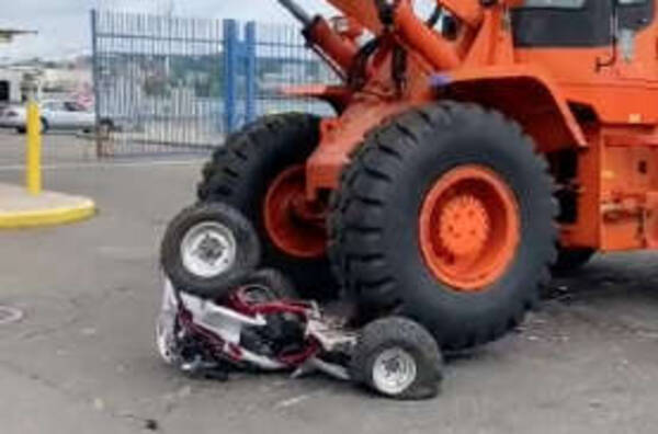 バイオレンス Ny市警が押収した違法改造車を 見せしめ としてペチャンコに踏み潰す 21年8月12日 エキサイトニュース