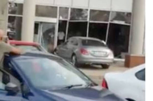 長すぎ 南アフリカの銀行で5時間も待たされ続けた女性がブチギレて車でつっこむ 19年4月17日 エキサイトニュース